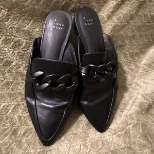 Adorable and comfortable flat. Only worn 1 or 2 times. Size 8